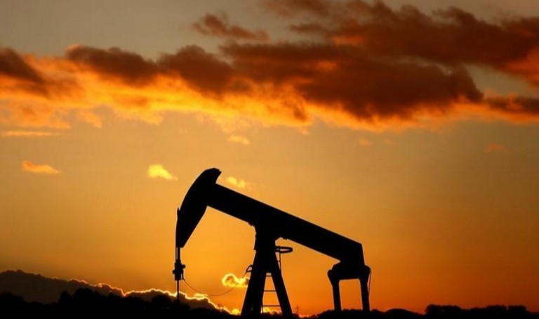 Рост нефти сдерживается добычей в США