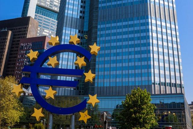 EUR продолжает снижение