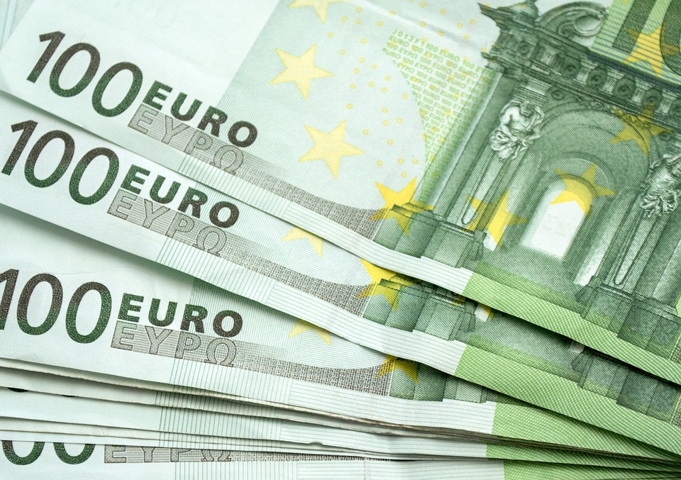 EUR укрепляет свои позиции