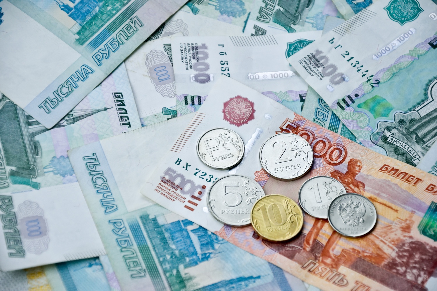 Рубль стабилен к USD, растет к EUR