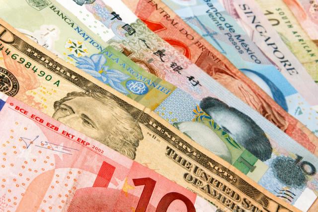 USD немного снизился к рублю