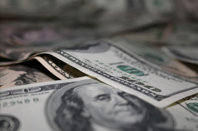 USD снизился в ожидании данных по инфляции